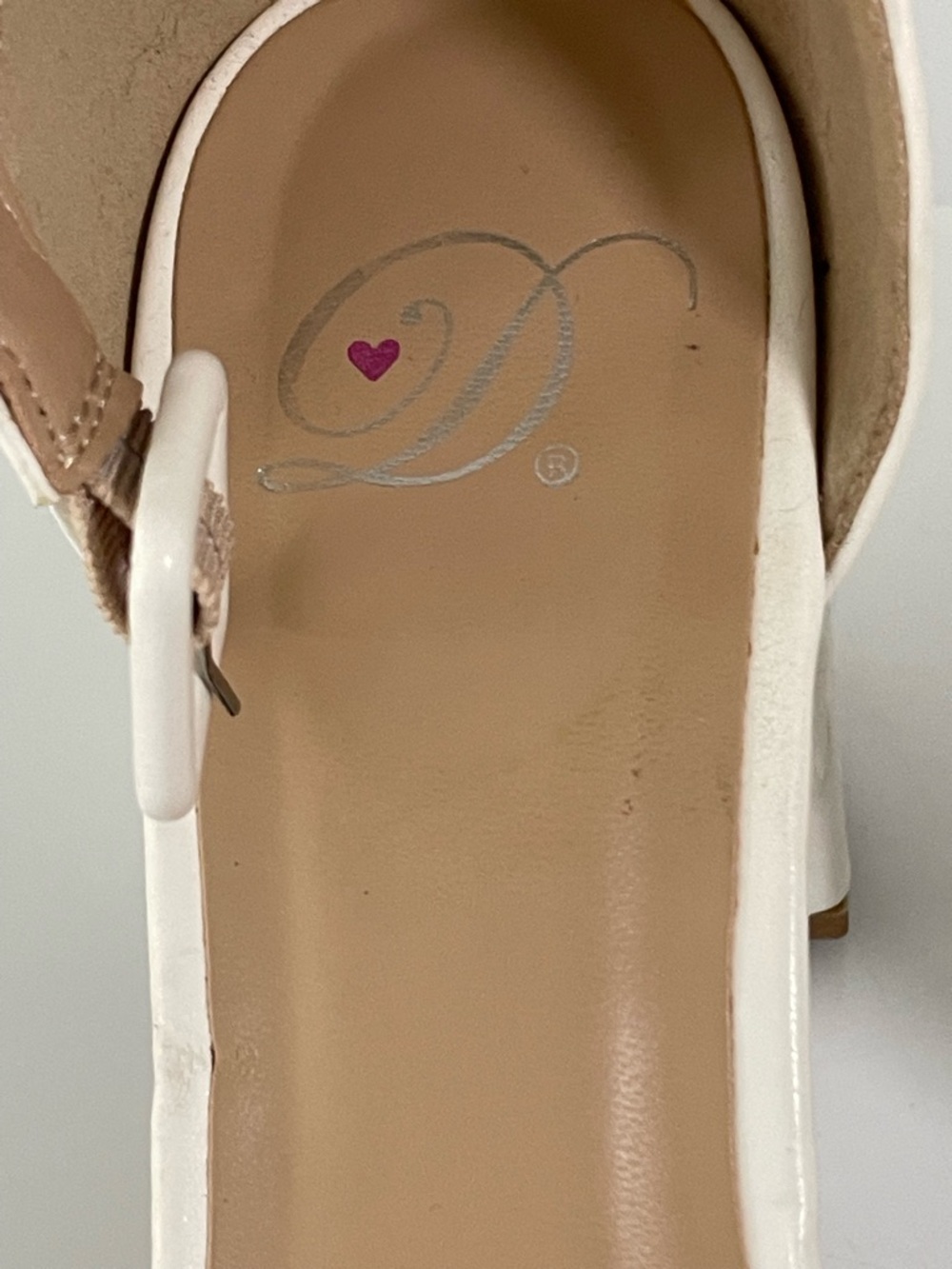 Delicious White Single-Band Ankle-Strap Block Heels. Size 8 - Picture 4 of 9
